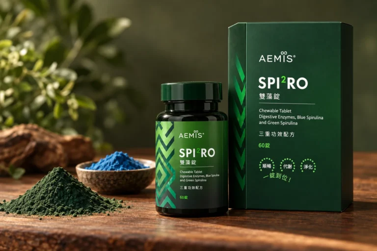 SPI²RO 雙藻錠盒裝與瓶裝放在胡桃木板上,旁邊是綠螺旋藻粉與藍螺旋藻粉