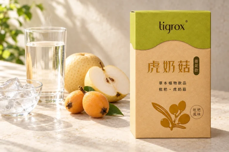虎奶菇養氣飲盒裝,旁邊是一杯溫水、一碗冰塊、枇杷與雪梨