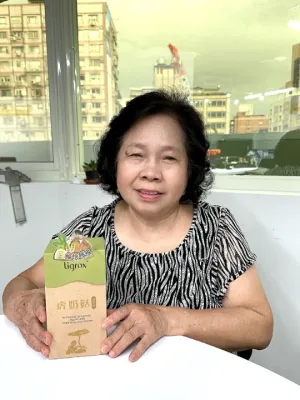 顧客手持虎奶菇養氣飲外盒