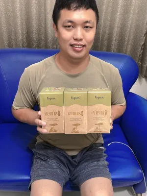 顧客手持多盒虎奶菇養氣飲