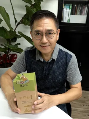 顧客手持虎奶菇養氣飲外盒