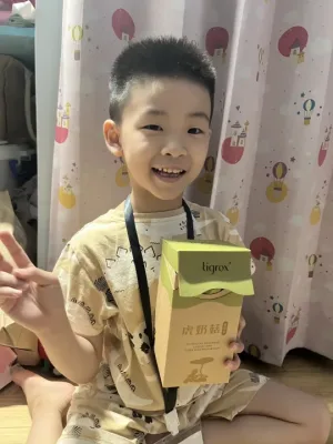 孩子開心比出手勢與虎奶菇養氣飲