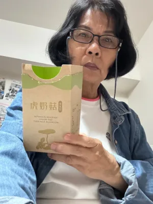 顧客手持虎奶菇養氣飲外盒