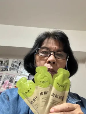 顧客手持虎奶菇養氣飲隨身包