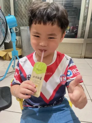 孩子以吸管飲用虎奶菇養氣飲