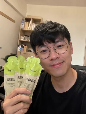 顧客手持虎奶菇養氣飲隨身包