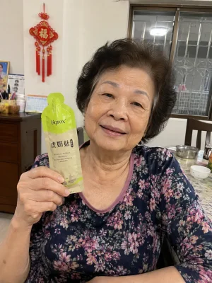 顧客手持虎奶菇養氣飲隨身包