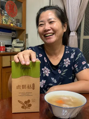 顧客手持虎奶菇養氣飲外盒