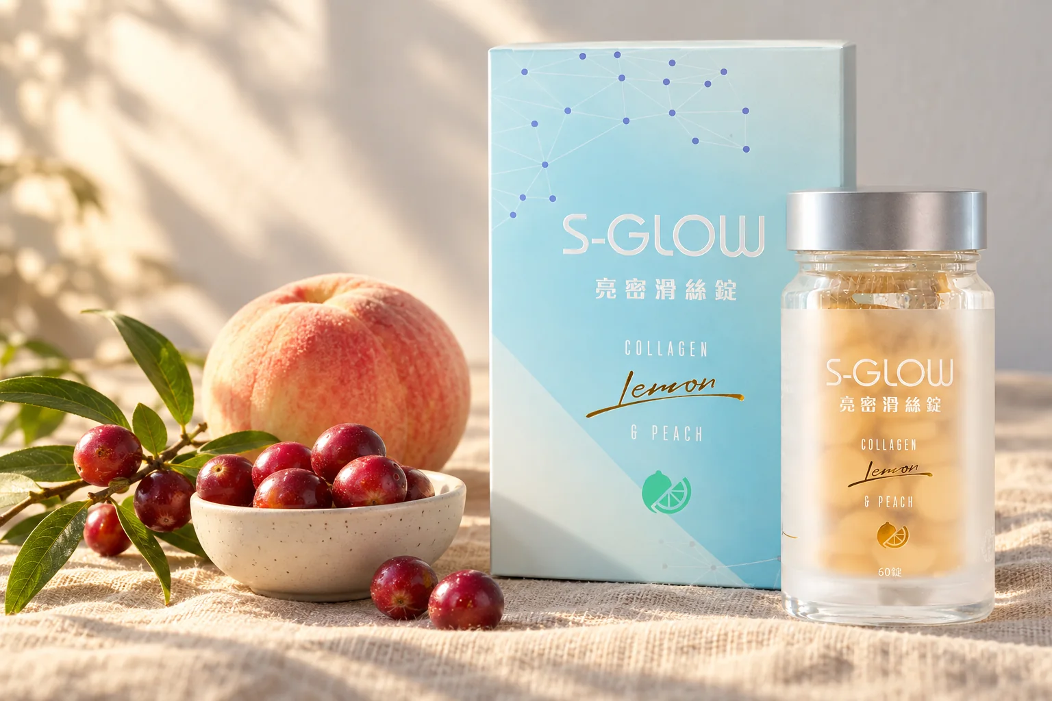 SGLOW 亮密滑絲錠盒裝與瓶裝，旁邊是卡姆果枝葉與一顆蜜桃