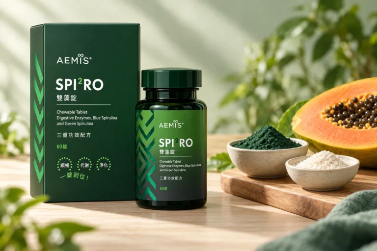 SPI²RO 雙藻錠盒裝與瓶裝,旁邊是竹砧板上的綠螺旋藻粉、纖維粉與木瓜