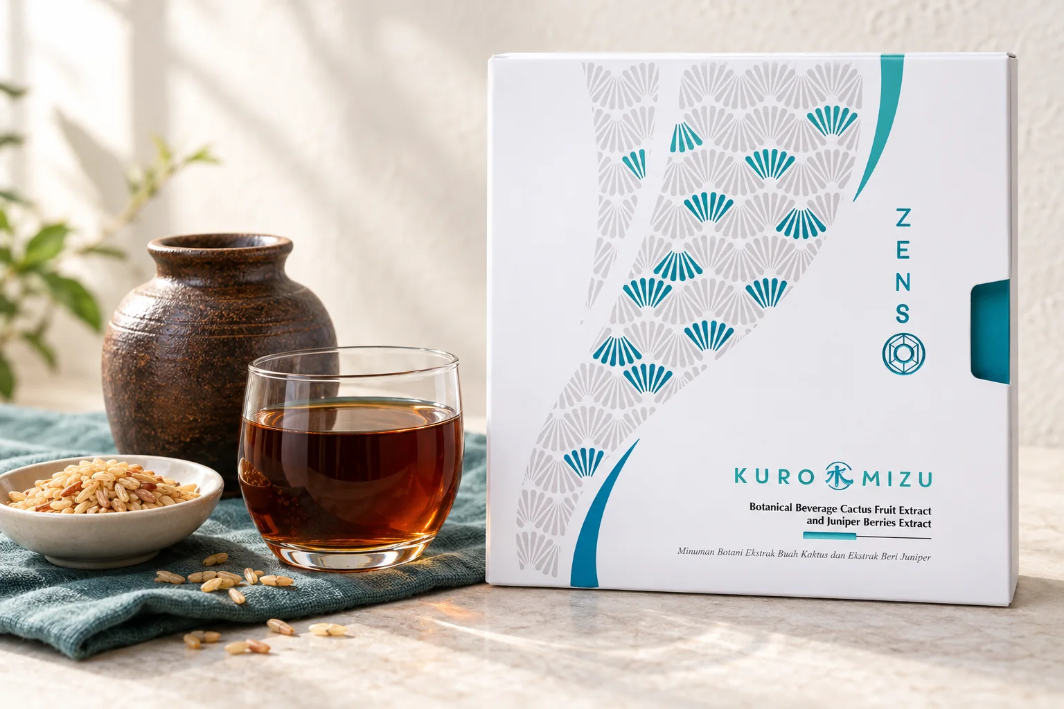 KURO MIZU 纖窈黑醋飲盒裝,旁邊是一杯黑醋、陶甕與糙米