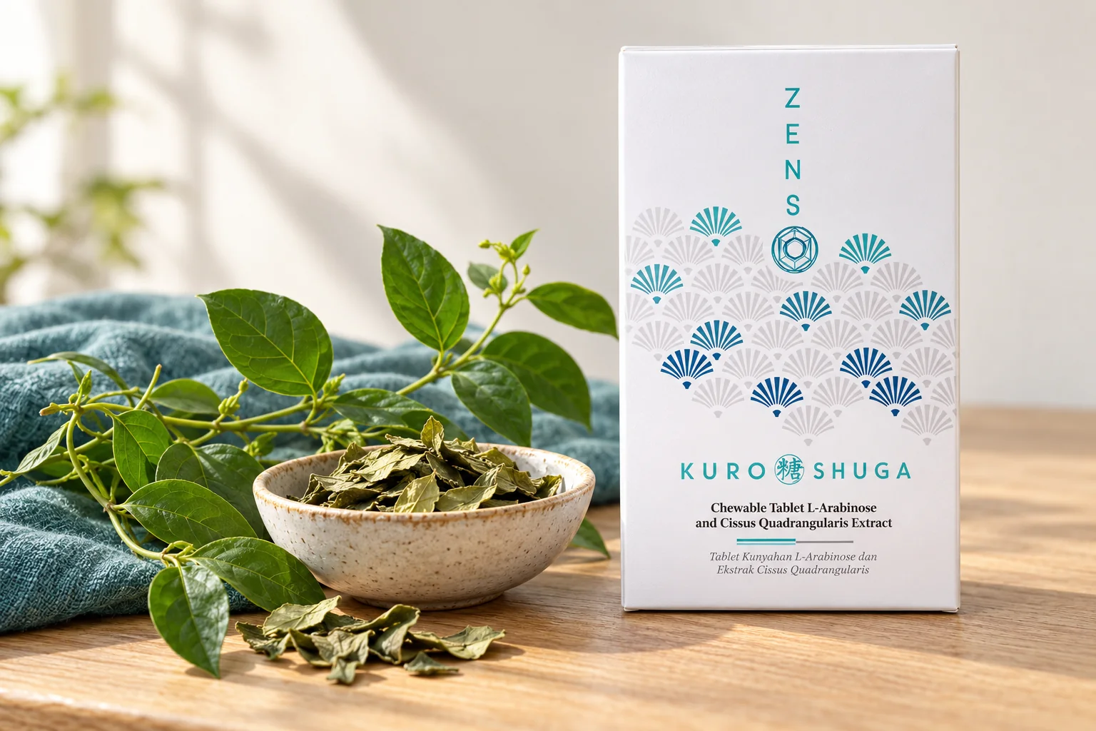 KURO SHUGA 輕盈卡甜錠盒裝，旁邊是武靴藤葉與乾燥葉片