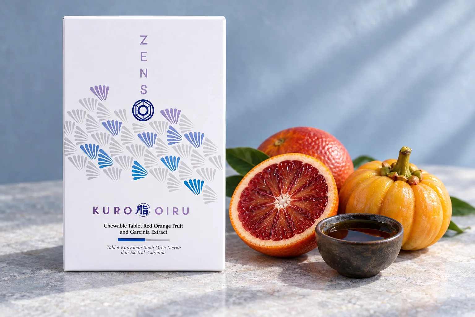 KURO OIRU 超燃紅橙錠盒裝，旁邊是血橙、藤黃果與一杯黑醋