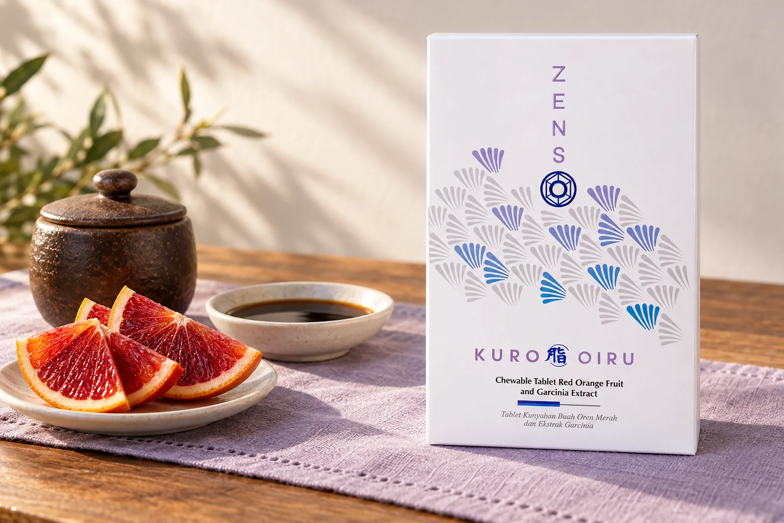 KURO OIRU 超燃紅橙錠盒裝，旁邊是陶甕、黑醋與血橙切片