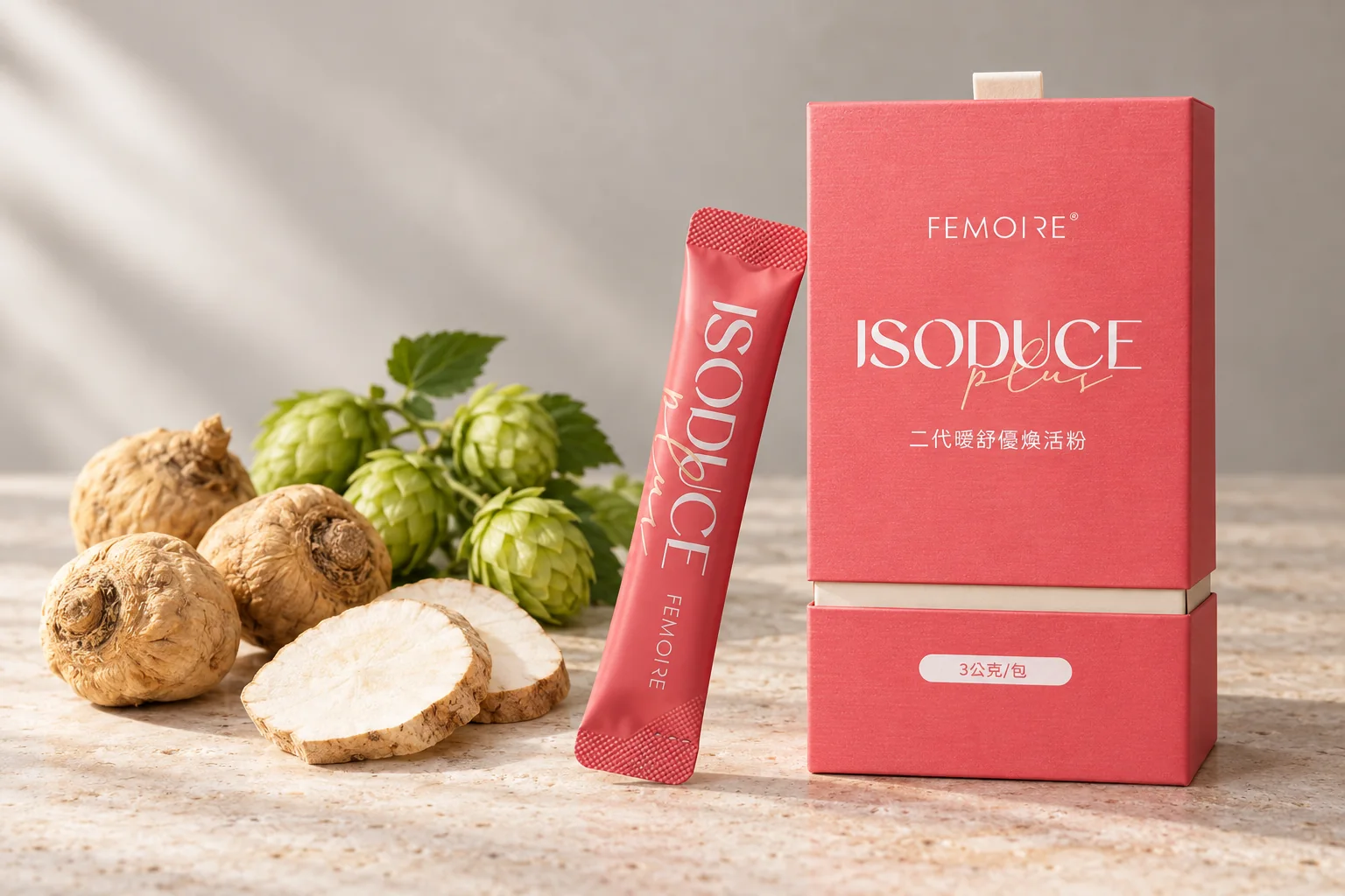 ISODUCE Plus 二代曖舒優煥活粉盒裝與隨身包，旁邊是馬卡、啤酒花與葛根切片