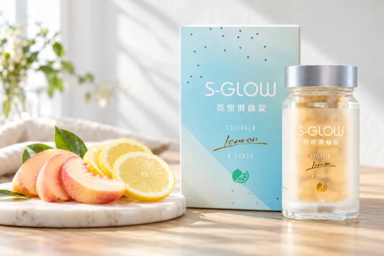 SGLOW 亮密滑絲錠盒裝與瓶裝,旁邊是扇形排開的蜜桃片與檸檬片