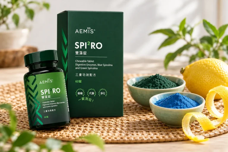雙藻錠盒裝與瓶裝，旁邊是兩碗螺旋藻粉、檸檬皮與一顆檸檬